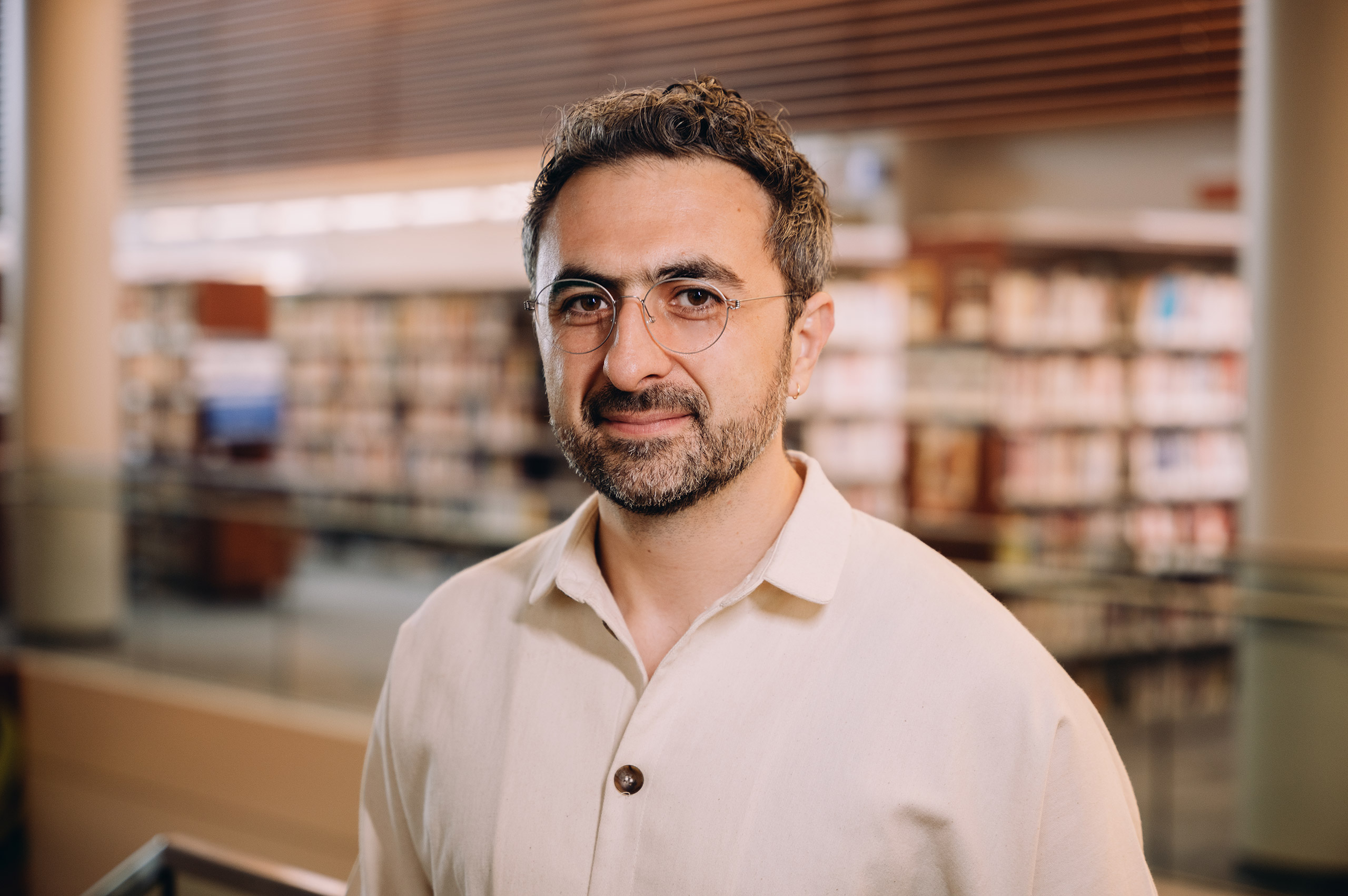 Portret van Mustafa Suleyman, gefotografeerd door Christopher Wilson in 2024.
